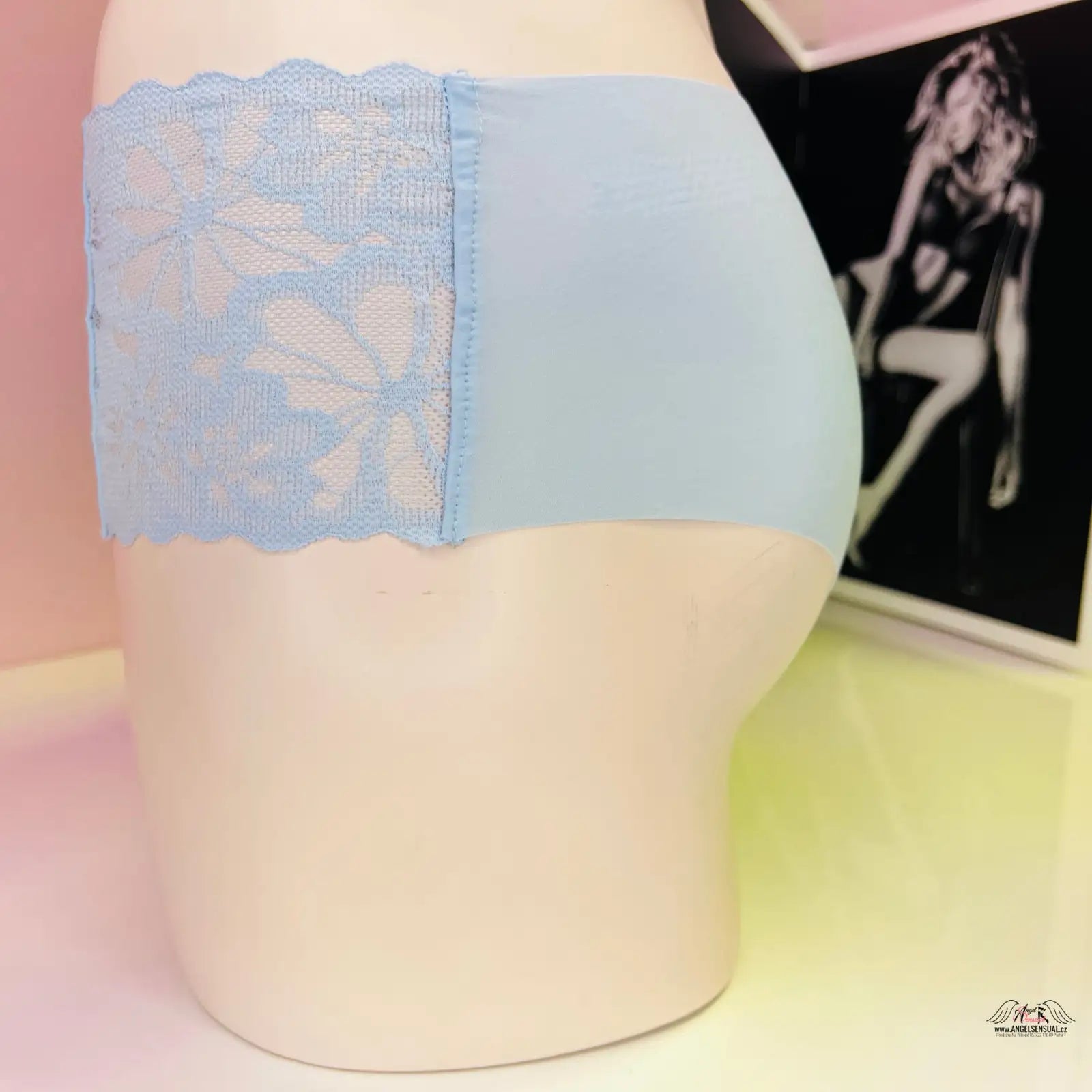 Manekýn s modrou krajkou z kolekce Victoria’s Secret Růžová Cheekster Tanga