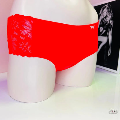 Bílá manekýn v Růžové Cheekster Tangě s Krajkovou Elegancí od Victoria’s Secret