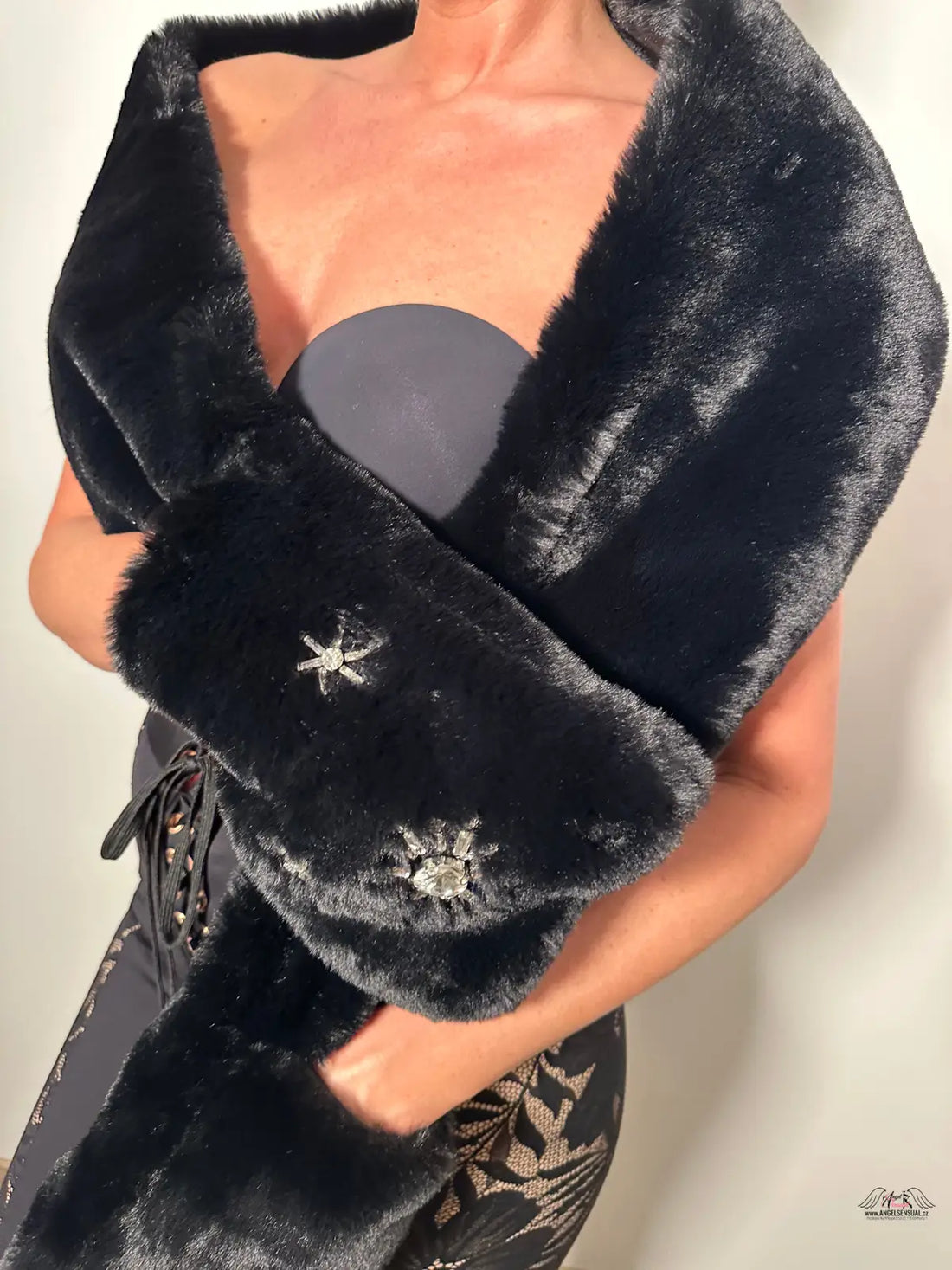 Luxusní hebká šála Victoria’s Secret s ozdobnými kamínky pro každou příležitost