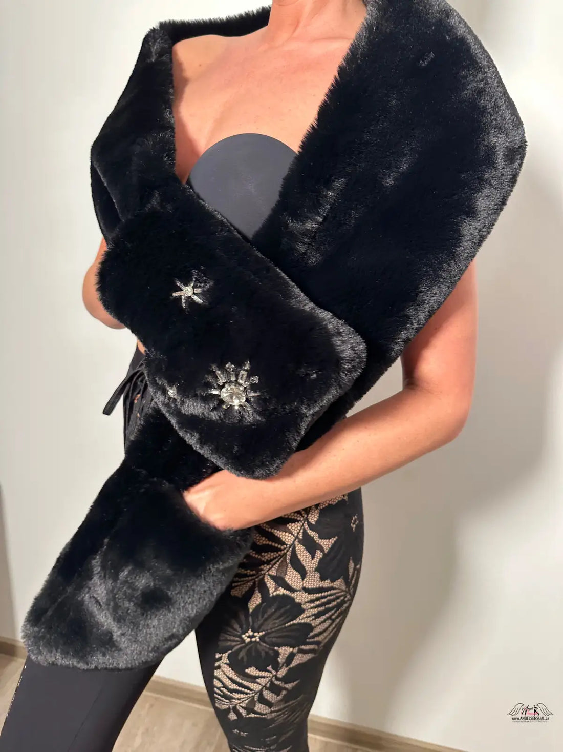 Luxusní hebká šála Victoria’s Secret s ozdobnými kamínky pro každou příležitost