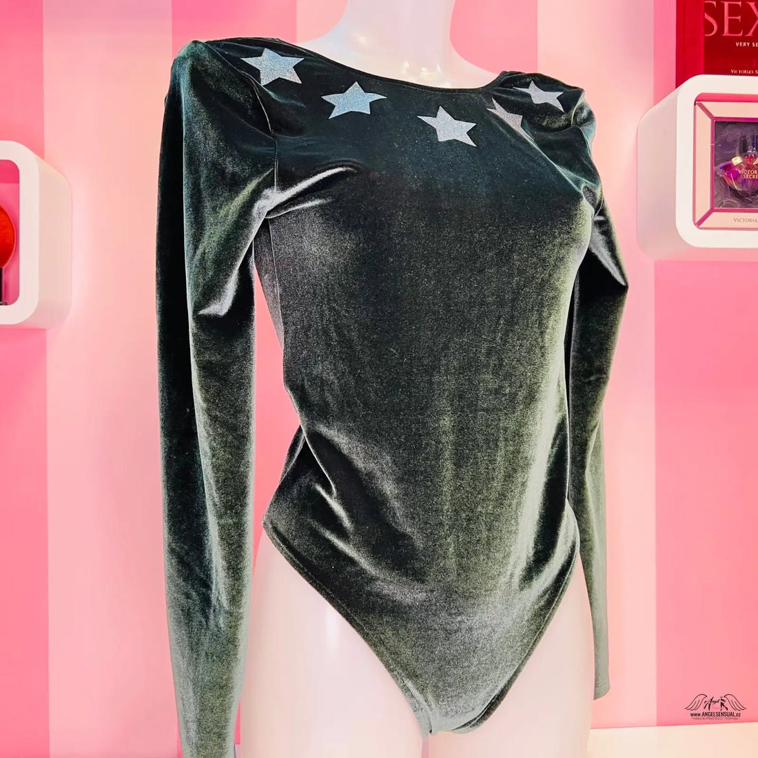 Sametový body s třpytivými hvězdami od Victoria’s Secret, elegantní body suit