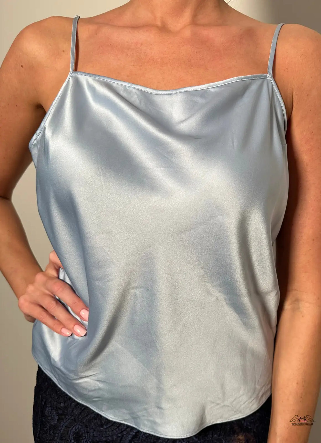 Žena v saténovém pyžamovém topu Victoria’s Secret pro stylovou noc