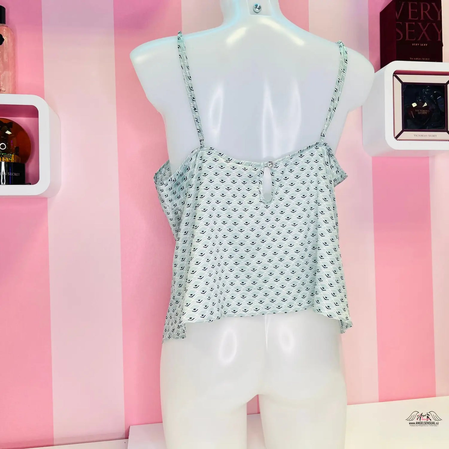 Manekýn s růžovou a modrou saténovou košilkou Victoria’s Secret s nastavitelnými ramínky