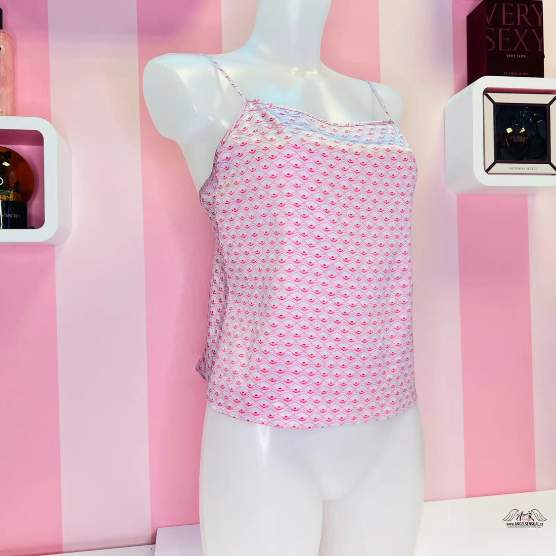Manekýn s růžovým a bílým vzorem na Victoria’s Secret Saténová Košilka Pink/Blue s nastavitelnými ramínky