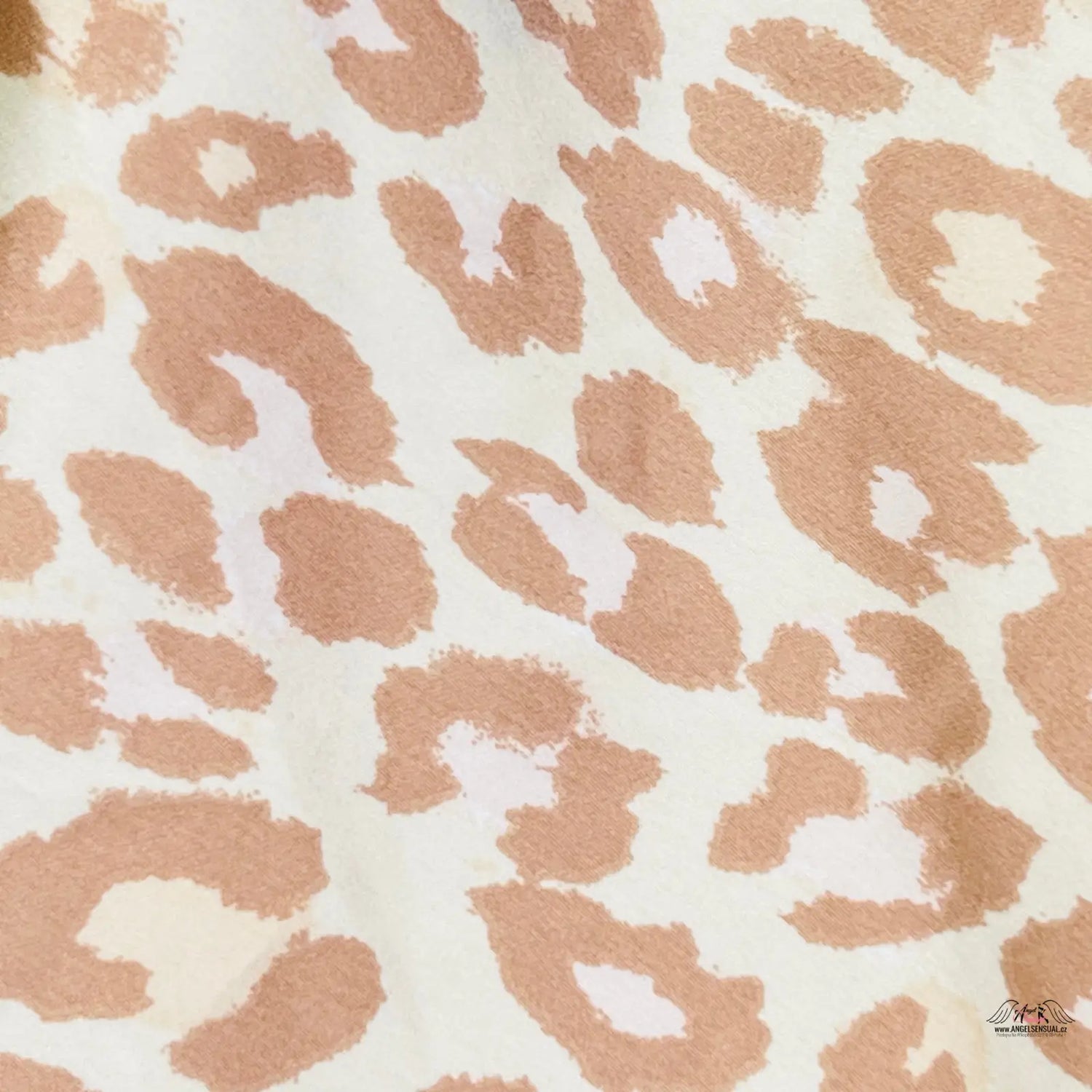 Blízký záběr na leopardí vzor saténového pyžamového topu Victoria’s Secret