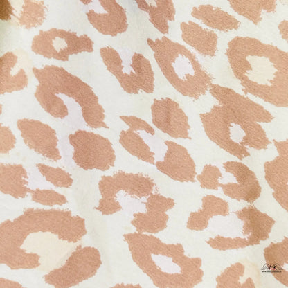 Blízký záběr na leopardí vzor saténového pyžamového topu Victoria’s Secret