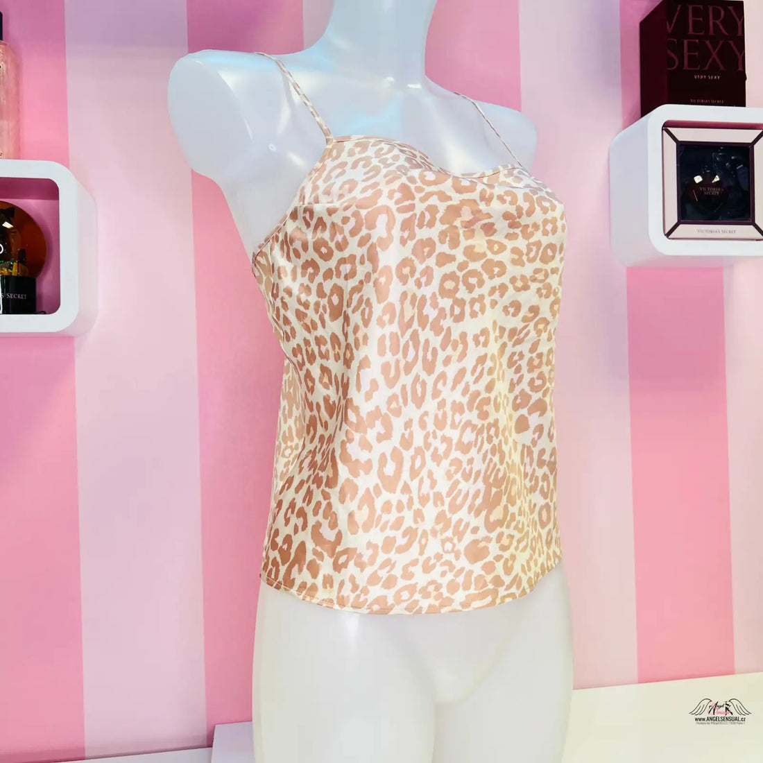 Manekýn v růžové a bílé místnosti s růžovým pruhovaným nástěnkou, luxusní saténový pyžamový top