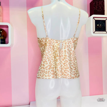 Manekýn s leopardím vzorem v luxusním saténovém pyžamovém topu Victoria’s Secret