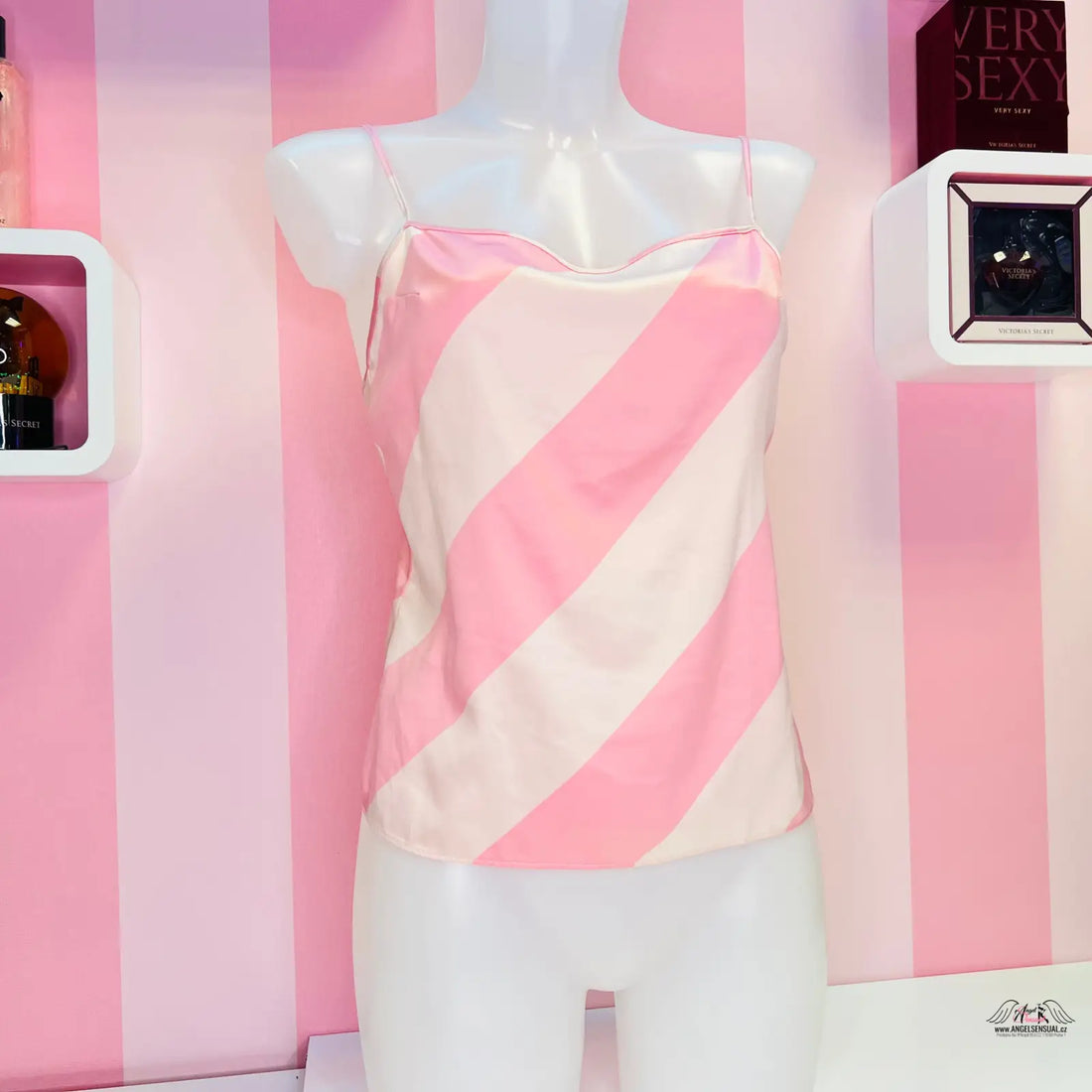 Manekýn s růžovo-bíle pruhovaným saténovým pyžamovým topem Victoria’s Secret