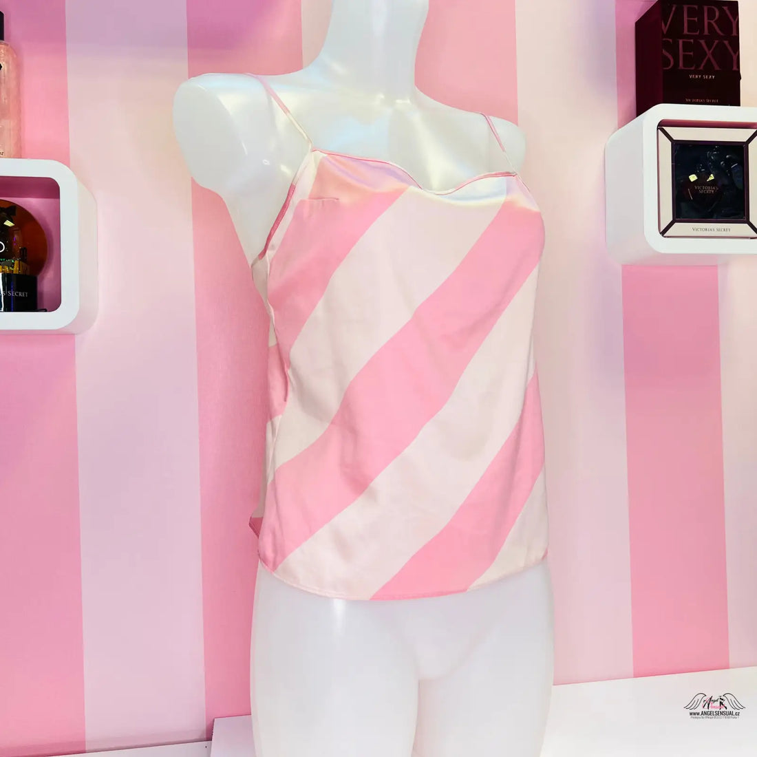 Manekin s růžovo-bílé pruhované saténové košilky Victoria’s Secret saténový pyžamový top