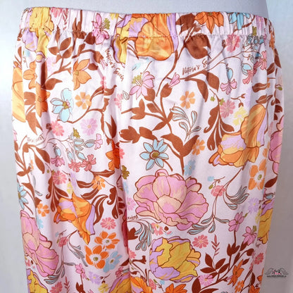 Satinové kalhoty s květinovým potiskem v růžových, oranžových a žlutých tónech