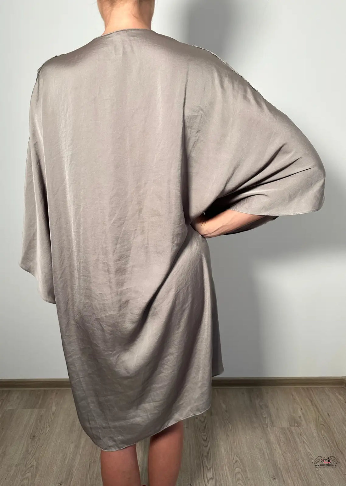 Back of a woman wearing a grey linen robe from Victoria’s Secret Luxusní saténové Kimono