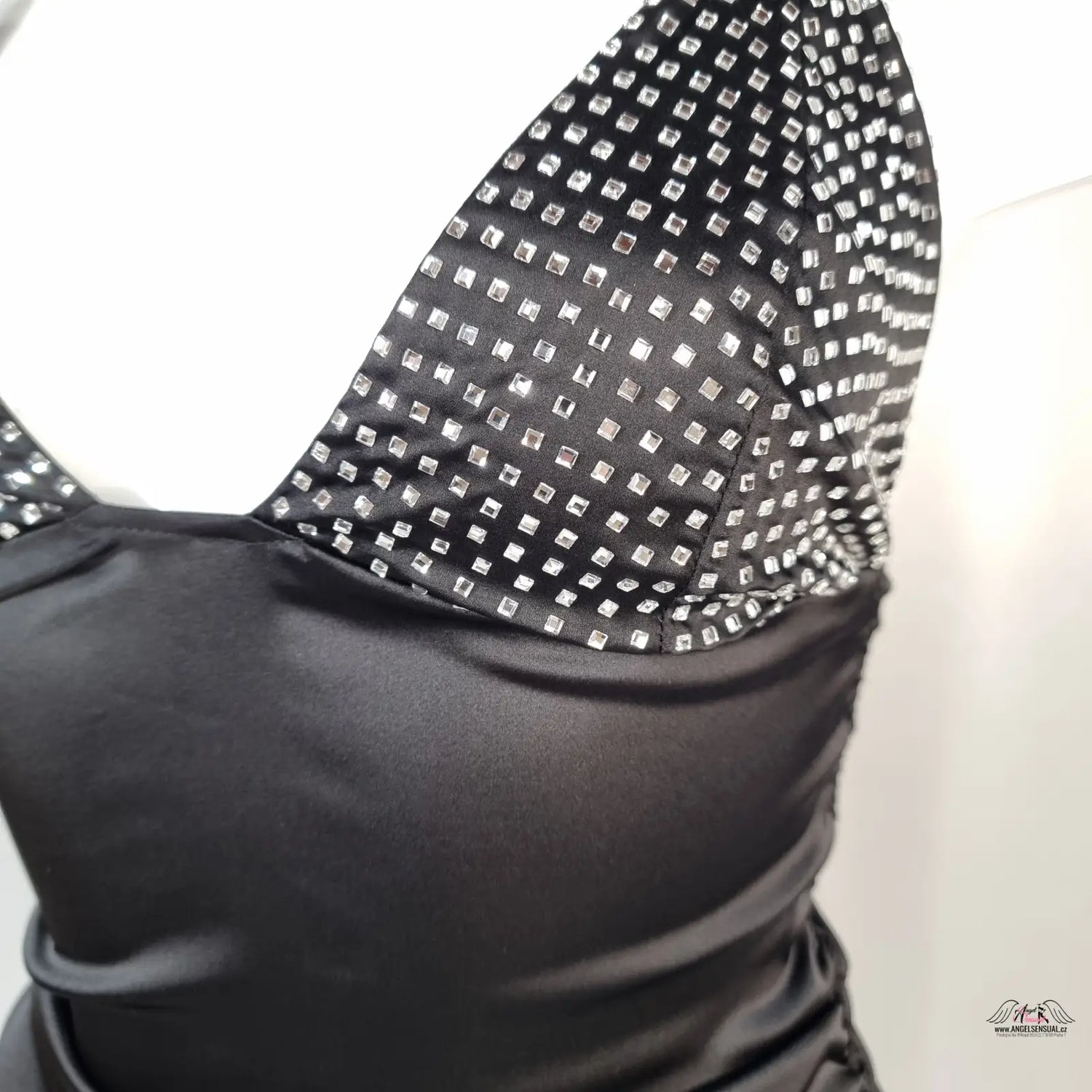 Victoria’s Secret Love For Lemons saténové šaty s černými sequin a ruched detaily