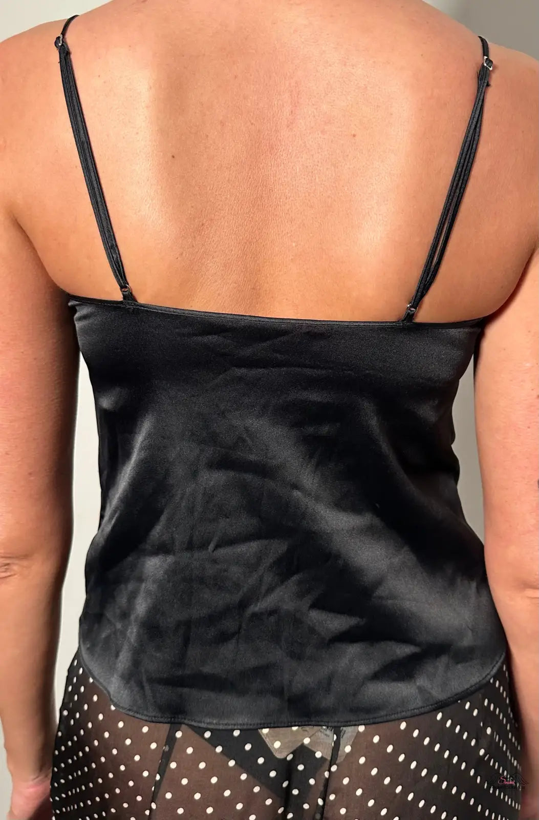 Obrázek ženy v luxusním saténovém tílku Victoria’s Secret s nastavitelnými ramínky