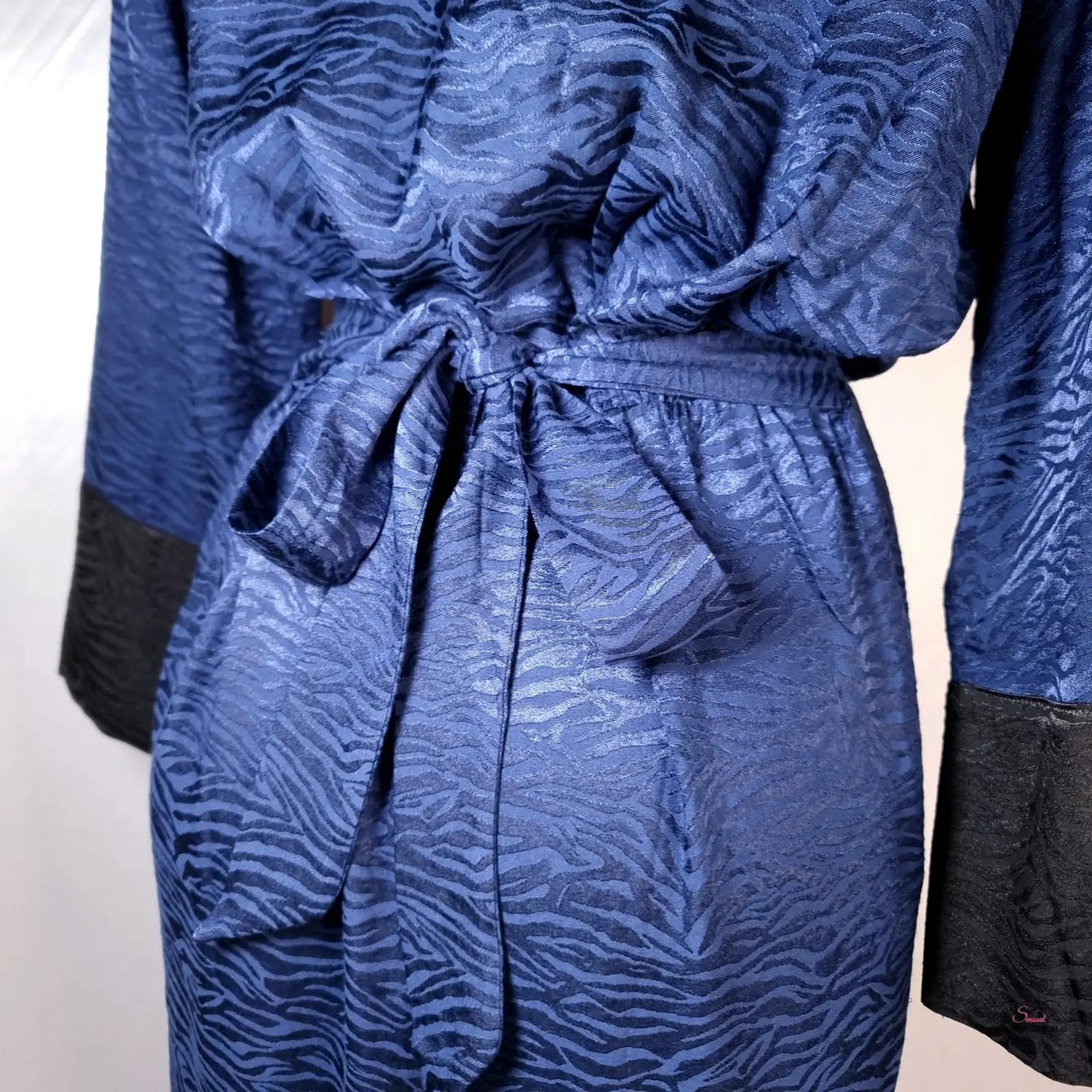 Navy satin overal Victoria’s Secret s černými lemy a tie pasem pro speciální příležitosti