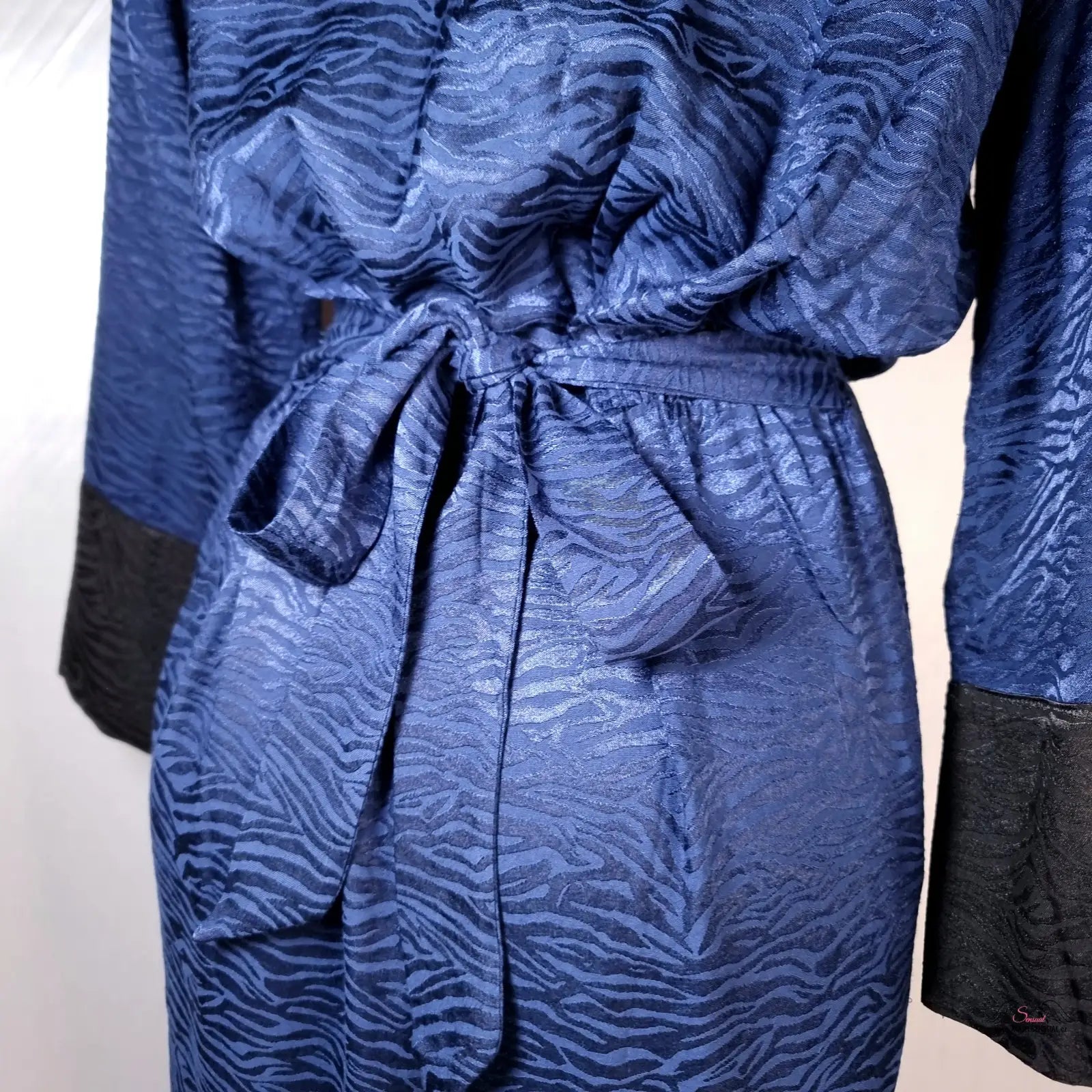 Navy satin overal Victoria’s Secret s černými lemy a tie pasem pro speciální příležitosti