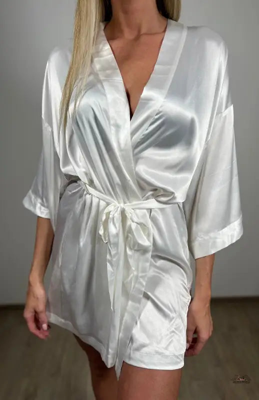 Žena v bílém saténovém županu Victoria’s Secret Saténový Župan Bride s Kamínky