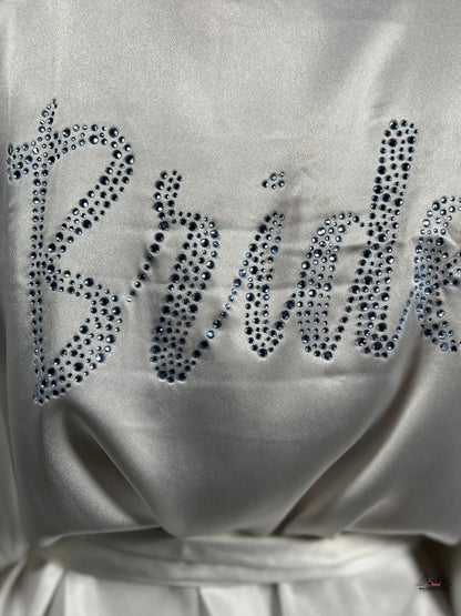 Detail saténového svatebního županu Victoria’s Secret s nápisem bride, kolekce Victoria’s Secret