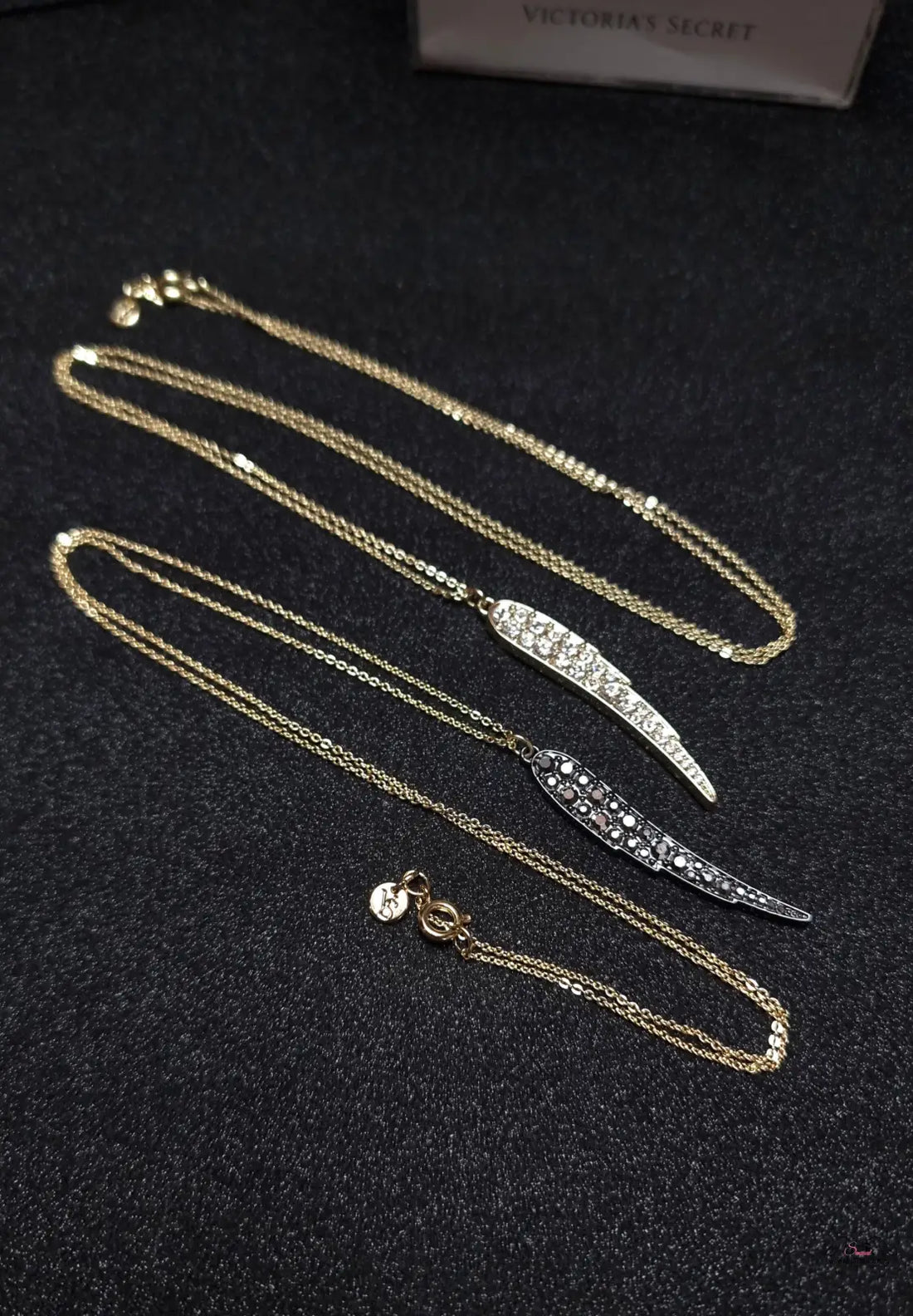 Goldové náhrdelníky s jiskřivými přívěsky z Victoria’s Secret set dvou náhrdelníků lze nosit současně