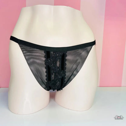 Victoria’s Secret sexy síťované tanga s krajkou na figuríně, kolekce spodního prádla