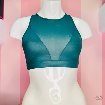 Manekýn s modrým topem představuje sportovní podprsenku Victoria’s Secret