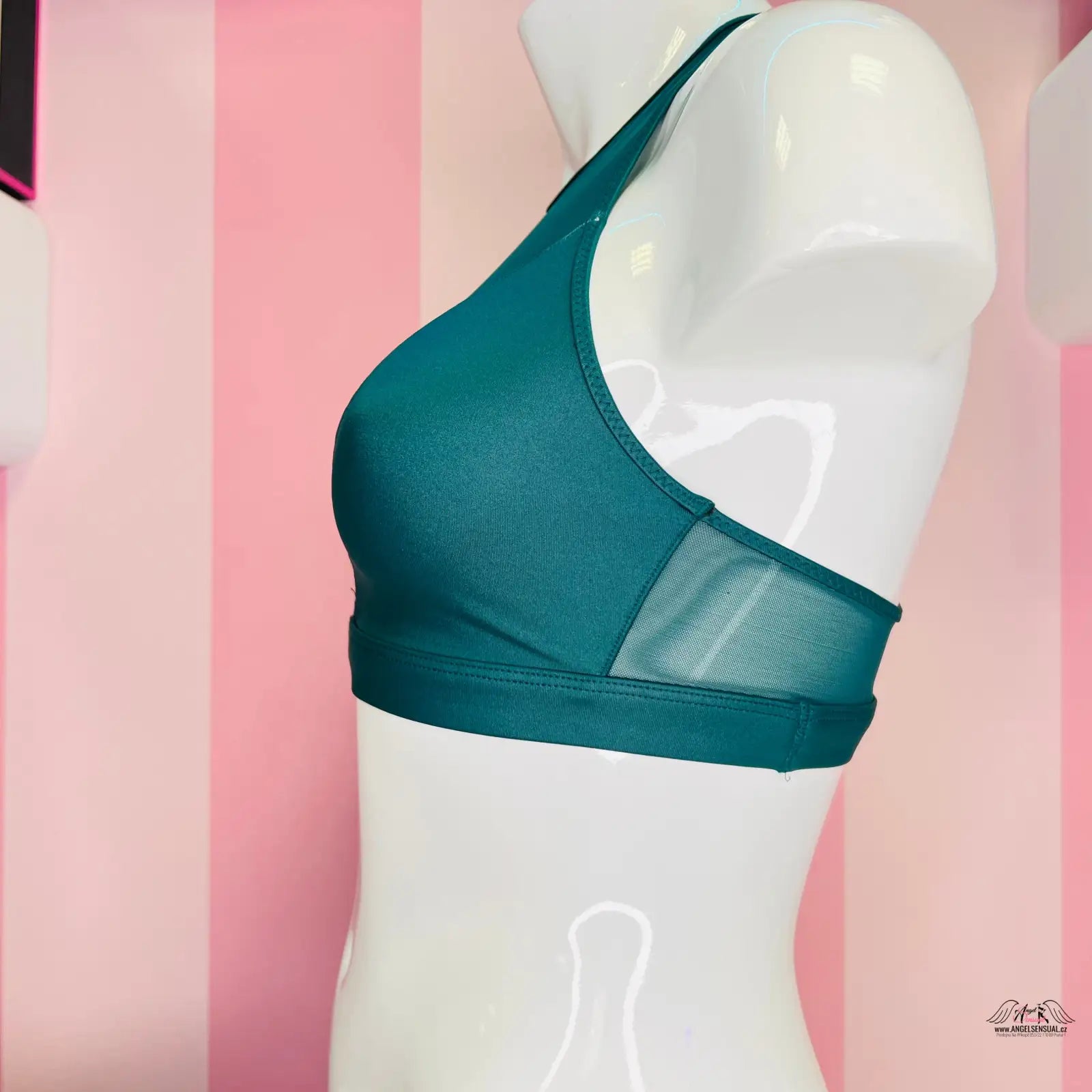 Manekýn v zeleném sportovním podprsenka Victoria’s Secret pro maximální podporu