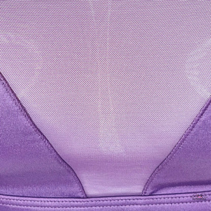 Zadní pohled na fialový batoh Victoria’s Secret s sportovní podprsenkou