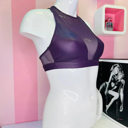 Detailní pohled na figurínu s fialovou sportovní podprsenkou Victoria’s Secret