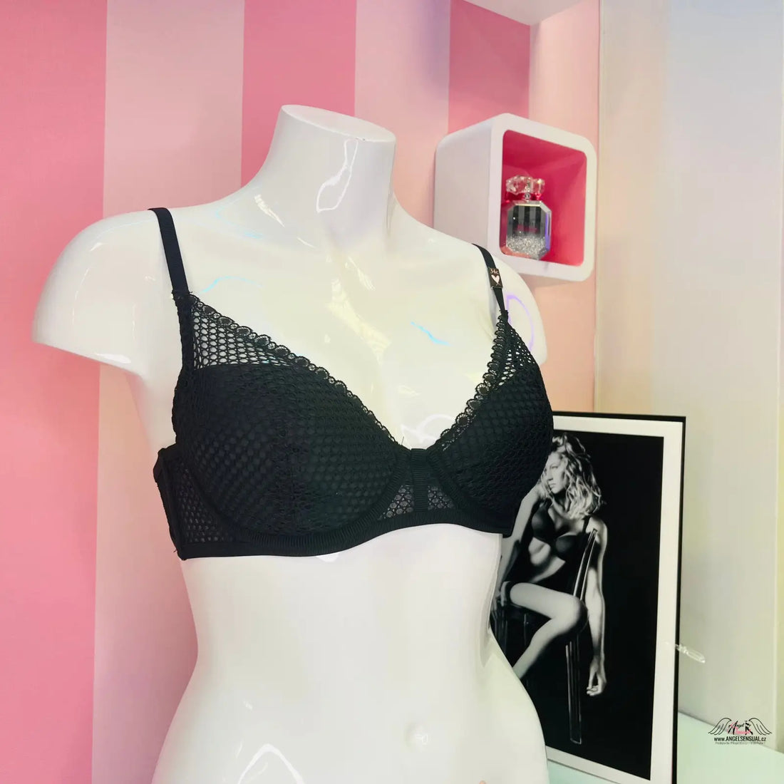 Black lace síťovaná podprsenka na mannequin s hlubokým výstřihem, apparel & accessories