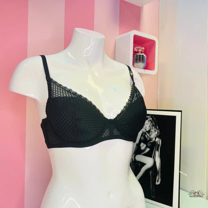 Black lace síťovaná podprsenka na mannequin s hlubokým výstřihem, apparel &amp; accessories
