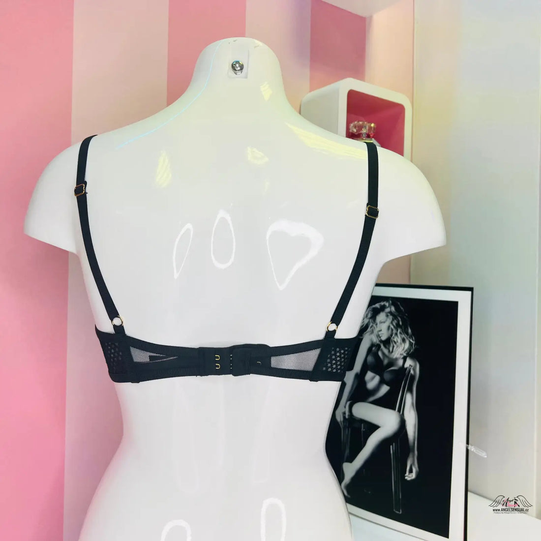 Black síťovaná podprsenka Victoria’s Secret na manekýnu s hlubokým výstřihem