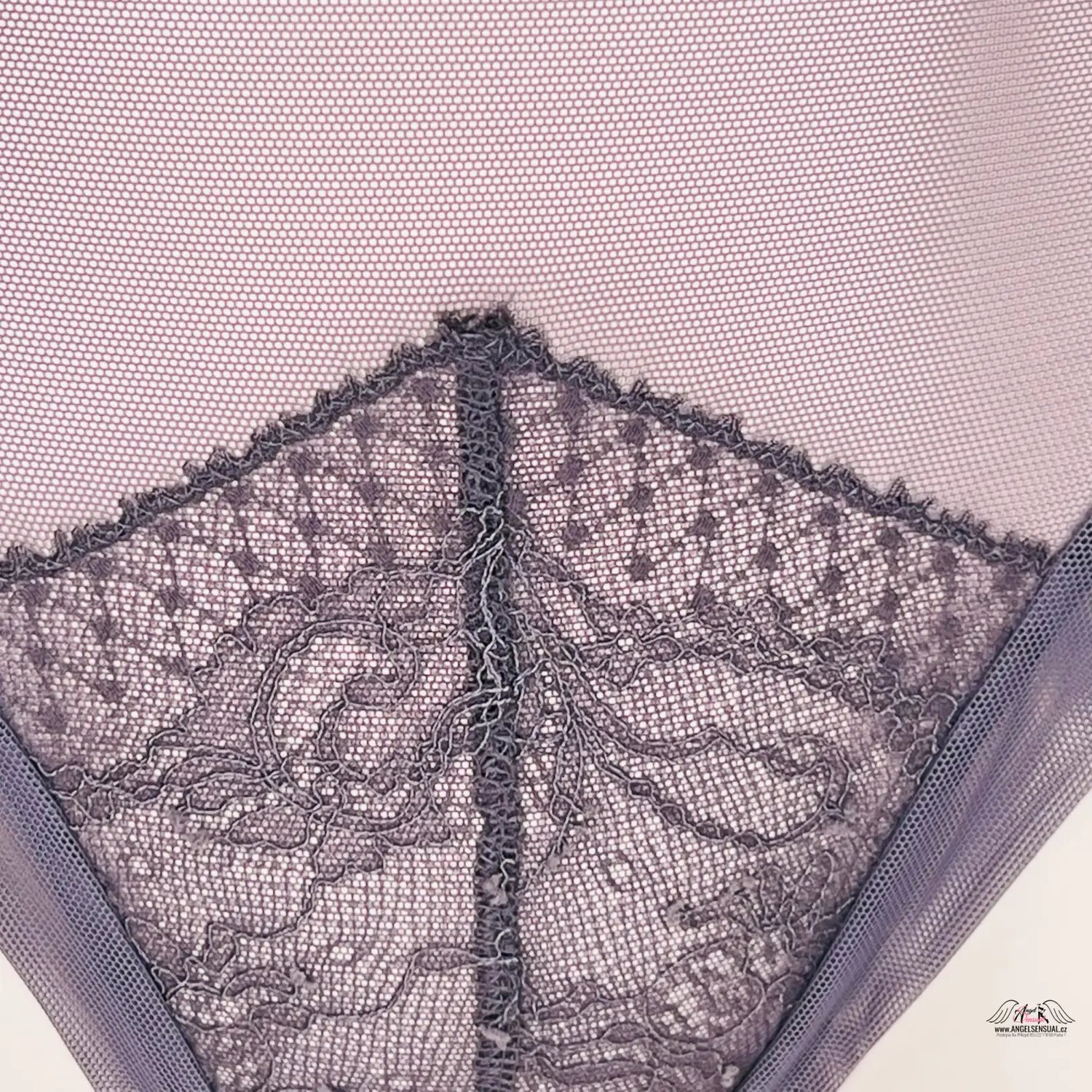 Elegantní síťované kalhotky s vysokým pasem s černou krajkou na růžovém materiálu