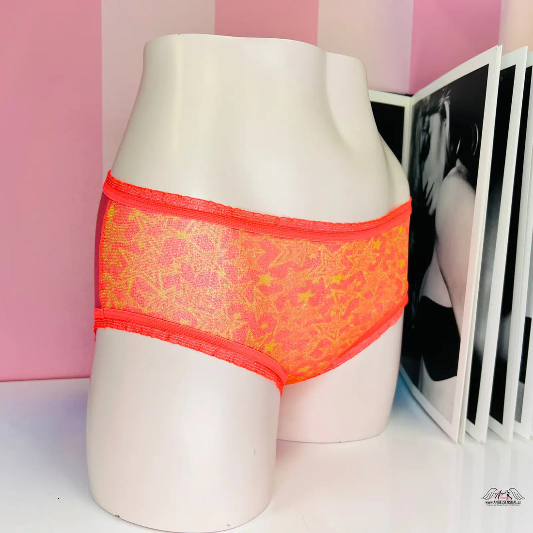 Manekýn s růžovými a oranžovými síťovanými kalhotkami z nové kolekce síťovaných kalhotek