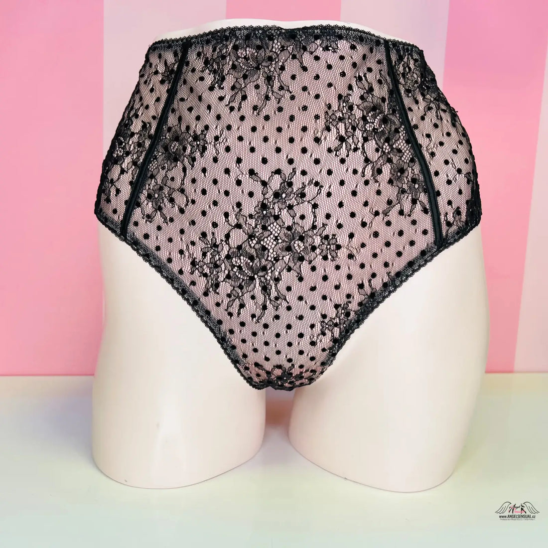 Black lace vysokým pasem síťované tanga s ozdobnými mašličkami na mannequinu