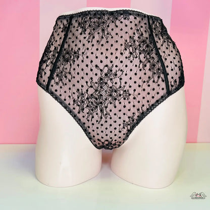 Black lace vysokým pasem síťované tanga s ozdobnými mašličkami na mannequinu