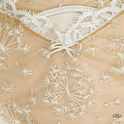 Vysokým pasem síťovaná tanga Victoria’s Secret s krajkovým dandelion vzorem