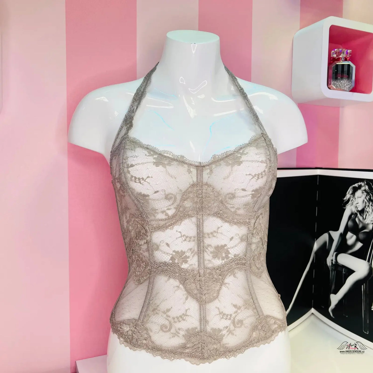 Manekýn s bílým stříbrným krajkovým korzetem z kolekce Victoria’s Secret Svůdný růžový korzet