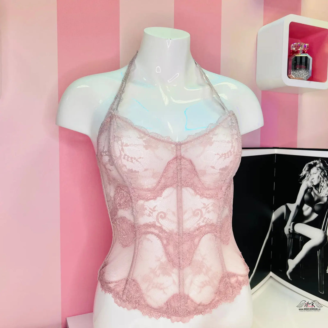 Manekýn s růžovým a bílým krajkovým topem v produktu Victoria’s Secret Síťovaný Korzet Svůdný Růžový Korzet