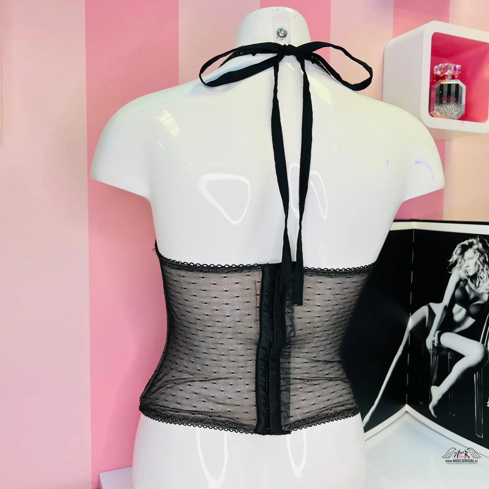 Manekýn s černým krajkovým topem a motýlkem v produktu Victoria’s Secret Síťovaný Korzet Více Barev, svůdný růžový korzet