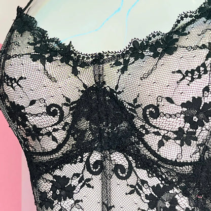 Detailní pohled na černobílý krajkový bralet ze Svůdný růžový korzet od Victoria’s Secret