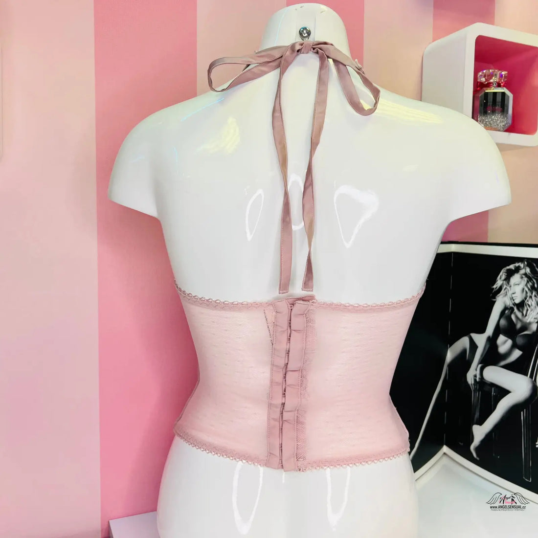 Manekýn s růžovým svůdným korzetem a mašlí v produktu Victoria’s Secret Síťovaný Korzet Více Barev