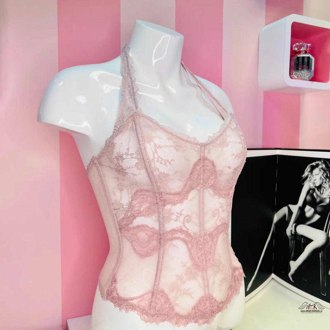 Pink bralette with black and white woman photo in Victoria’s Secret Svůdný růžový korzet