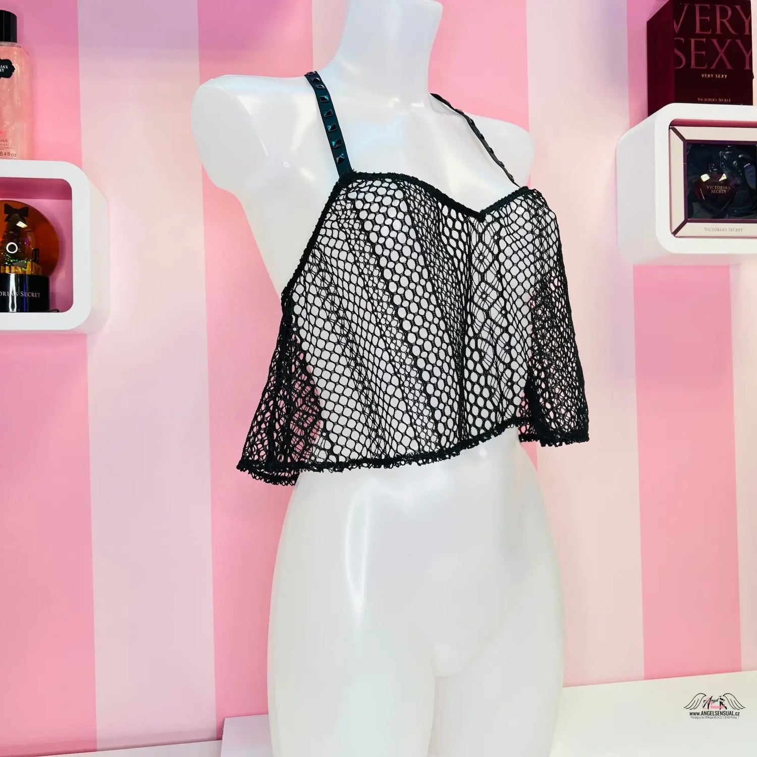 Black síťovaný top s nastavitelnými ramínky na bílém figuríně, apparel &amp; accessories