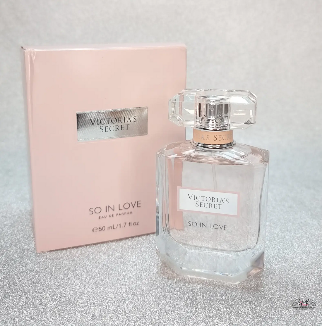 Victoria’s Secret So In Love parfémová lahvička a krabice s ikonickou vůní love