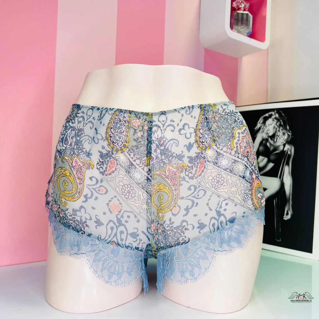 Manne s modrým a žlutým paisley vzorem v produktu Victoria’s Secret Šortky s Bohoo Vzorem
