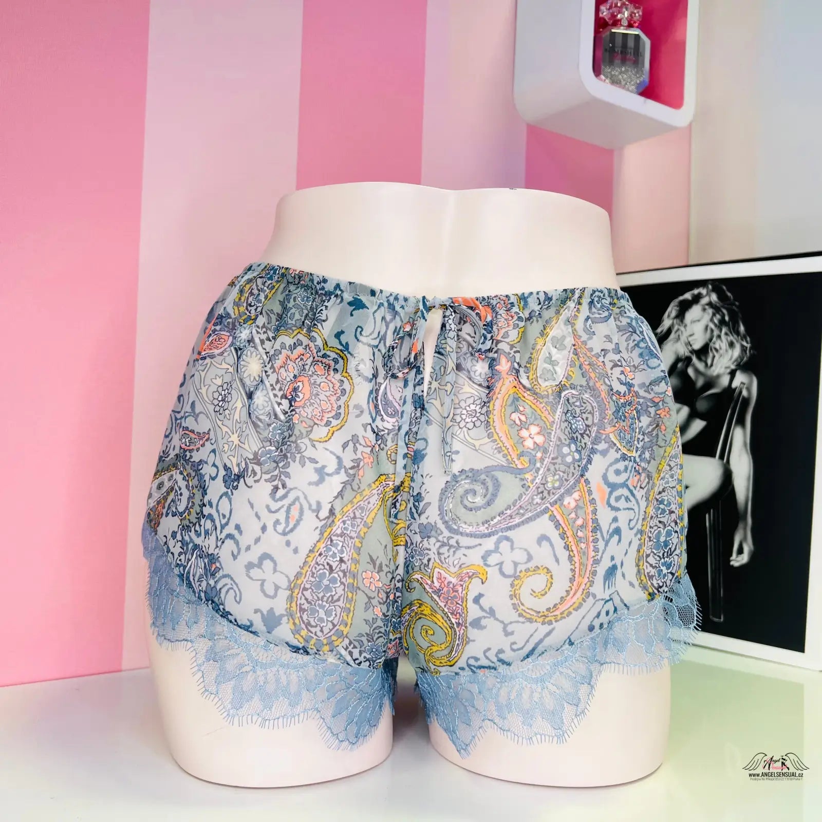 Bílá mannequin s modrým paisley vzorem v oblečení Victoria’s Secret apparel &amp; accessories