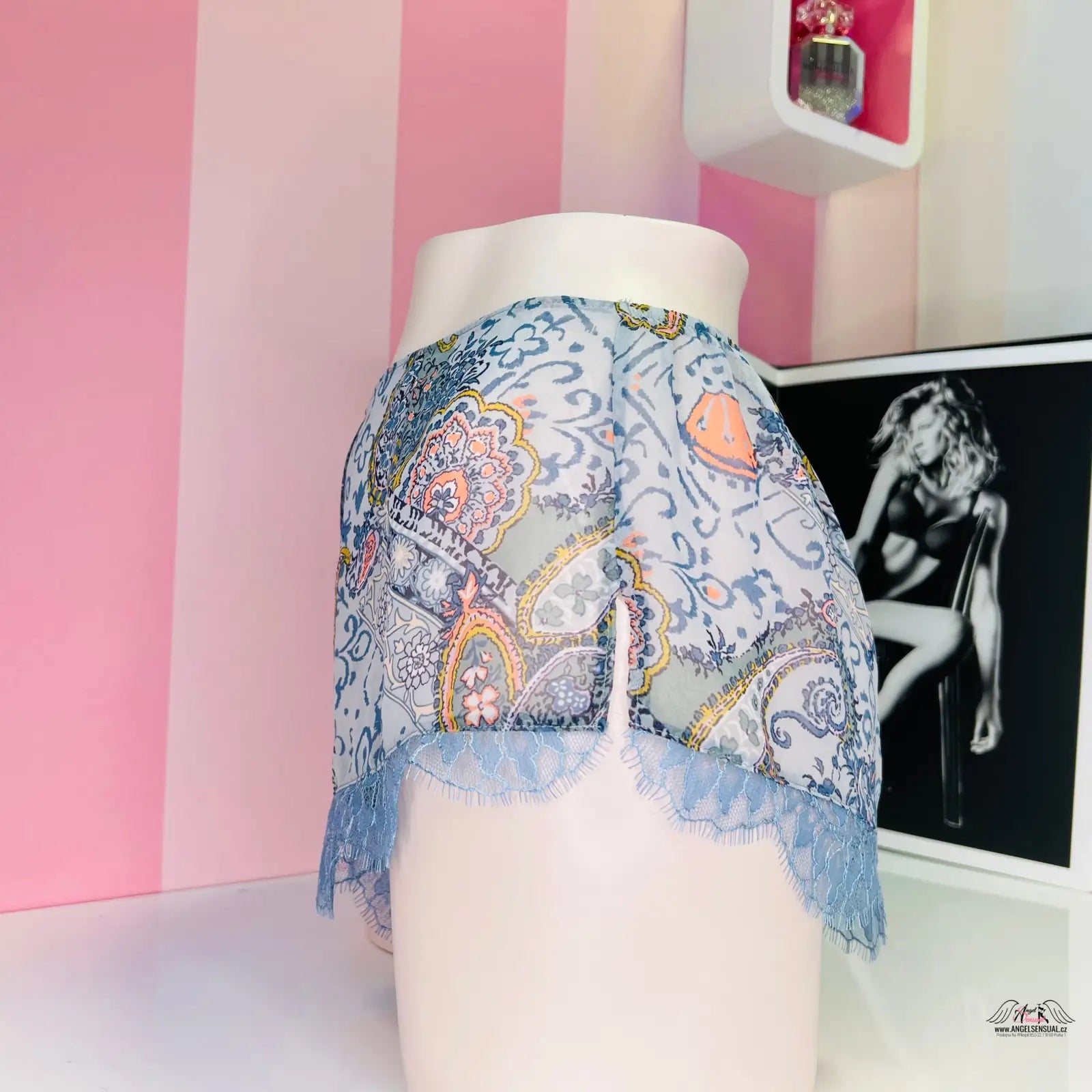 Manek s šálkem z Victoria’s Secret s paisley vzorem v kategorii apparel &amp; accessories