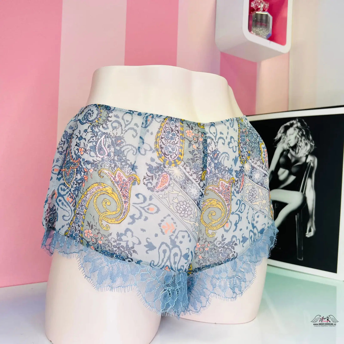 Manekýn s modrým a žlutým paisley vzorem na Victoria’s Secret apparel & accessories