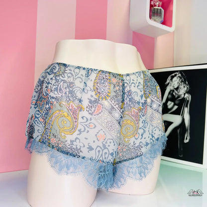 Manekýn s modrým a žlutým paisley vzorem na Victoria’s Secret apparel &amp; accessories