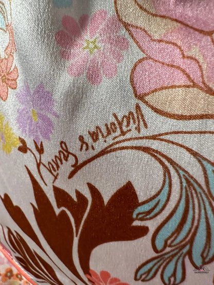 Close-up of růžovo-modrý květinový vzor na Victoria’s Secret Šortky s Krajkou